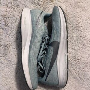 Nike Women's Zoom Teal and Silver Sneakers size 9